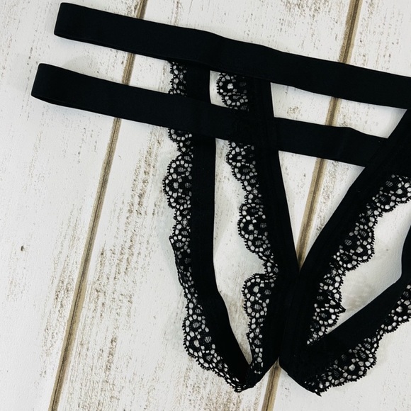 M Victoria’s Secret Very Sexy Strappy Crotchless Cheekini Rare Retired Style - Picture 4 of 8